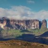 La proue Sud du Roraima. Elle domine la forêt brésilienne et la forêt guyanaise.